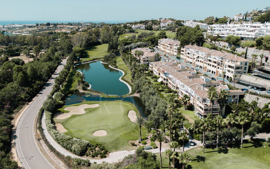 Exclusivo apartamento de 2 dormitorios con vistas panorámicas en Los Arcos (La Quinta), Benahavís