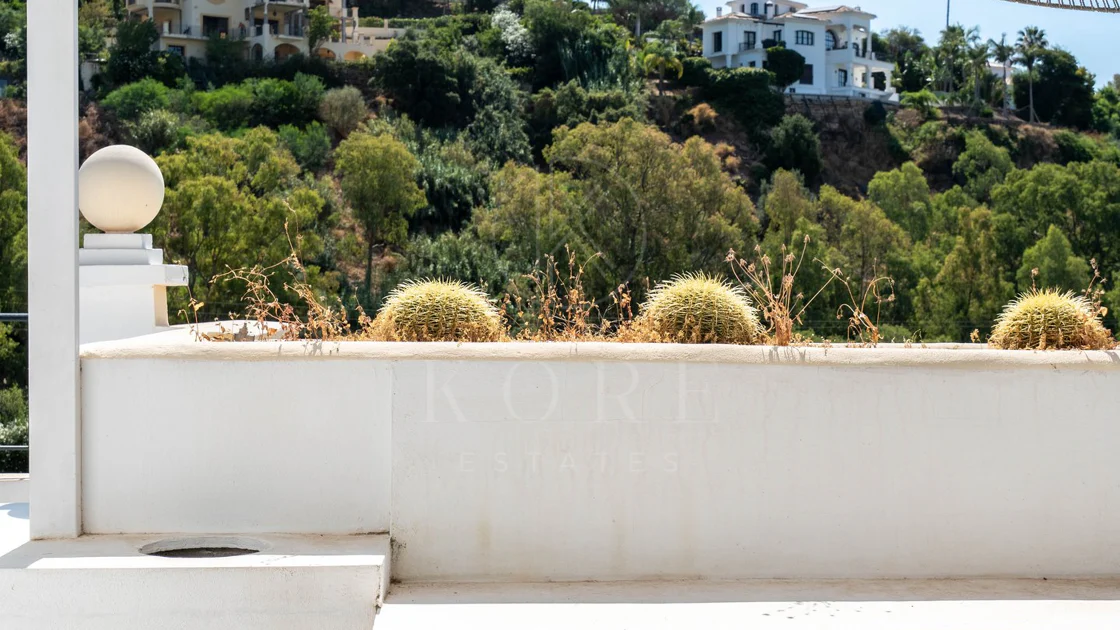 Exclusivo apartamento de 2 dormitorios con vistas panorámicas en Los Arcos (La Quinta), Benahavís