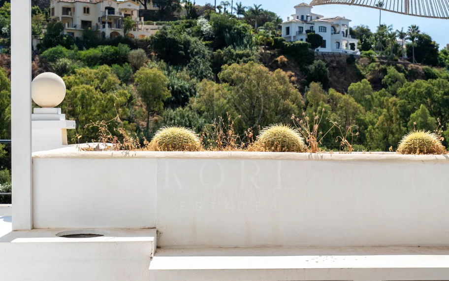 Exclusivo apartamento de 2 dormitorios con vistas panorámicas en Los Arcos (La Quinta), Benahavís