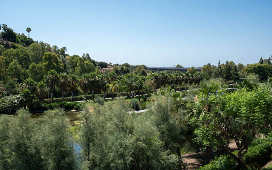 Exclusivo apartamento de 2 dormitorios con vistas panorámicas en Los Arcos (La Quinta), Benahavís