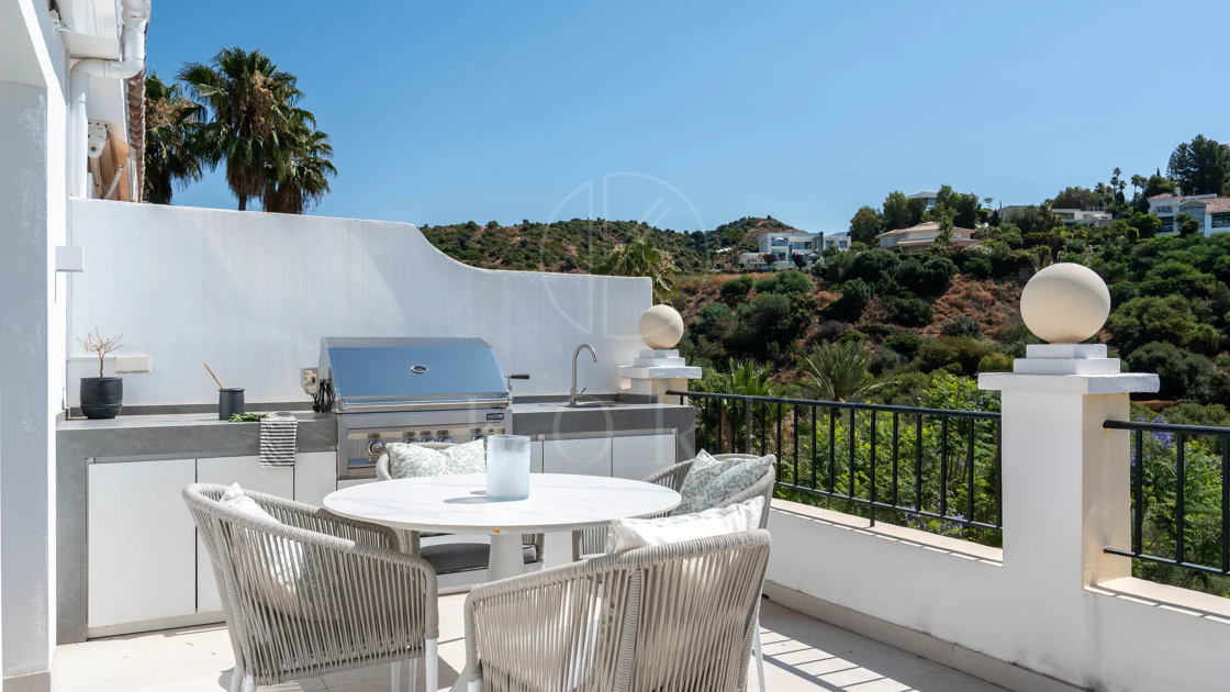 Exclusivo apartamento de 2 dormitorios con vistas panorámicas en Los Arcos (La Quinta), Benahavís
