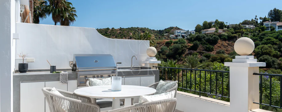 Exclusivo apartamento de 2 dormitorios con vistas panorámicas en Los Arcos (La Quinta), Benahavís
