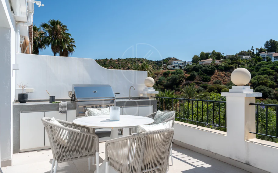 Exclusivo apartamento de 2 dormitorios con vistas panorámicas en Los Arcos (La Quinta), Benahavís