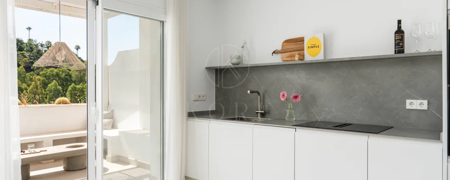 Exclusivo apartamento de 2 dormitorios con vistas panorámicas en Los Arcos (La Quinta), Benahavís