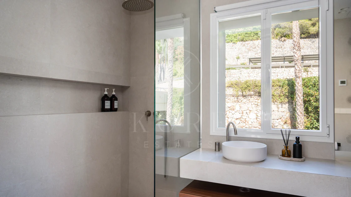 Exclusivo apartamento de 2 dormitorios con vistas panorámicas en Los Arcos (La Quinta), Benahavís