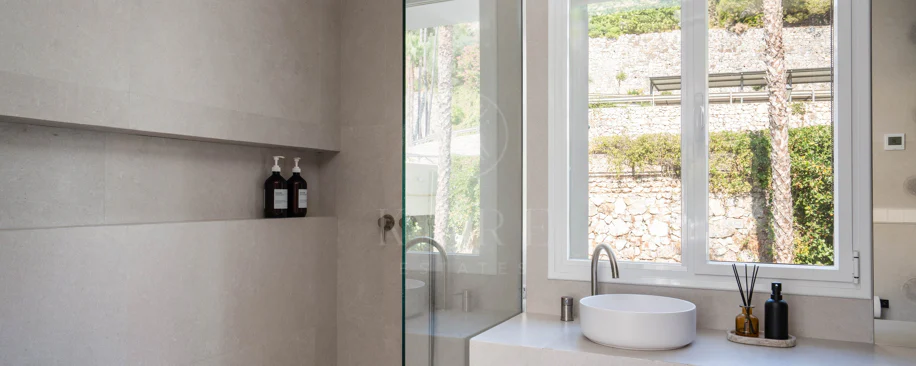 Exclusivo apartamento de 2 dormitorios con vistas panorámicas en Los Arcos (La Quinta), Benahavís
