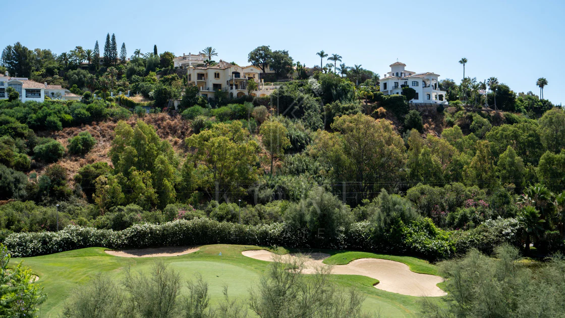 Exclusivo apartamento de 2 dormitorios con vistas panorámicas en Los Arcos (La Quinta), Benahavís