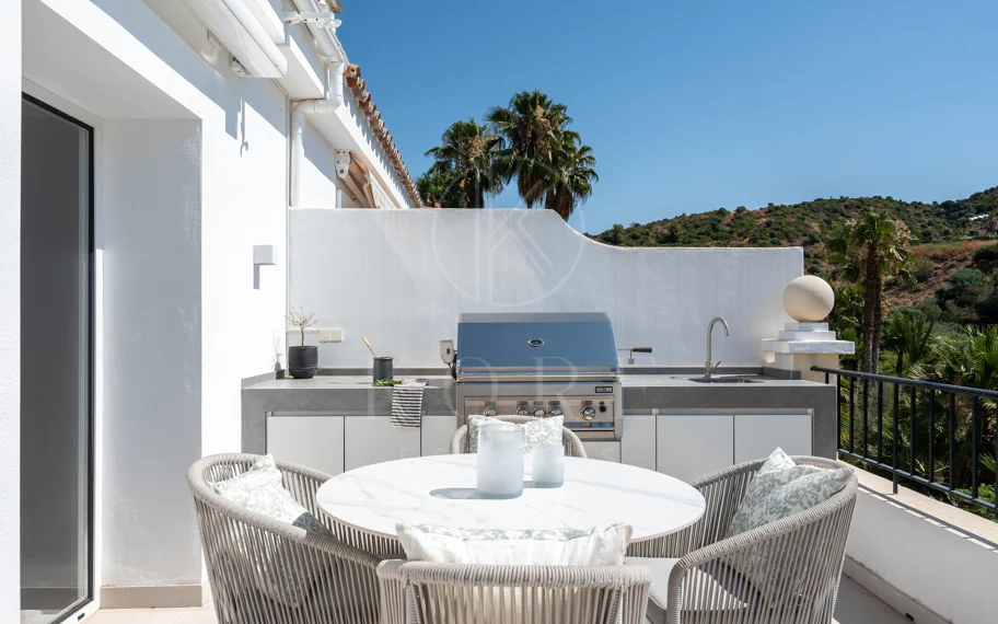 Exclusivo apartamento de 2 dormitorios con vistas panorámicas en Los Arcos (La Quinta), Benahavís