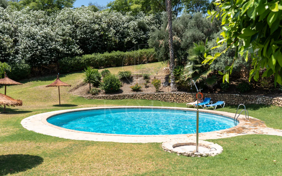 Exclusivo apartamento de 2 dormitorios con vistas panorámicas en Los Arcos (La Quinta), Benahavís