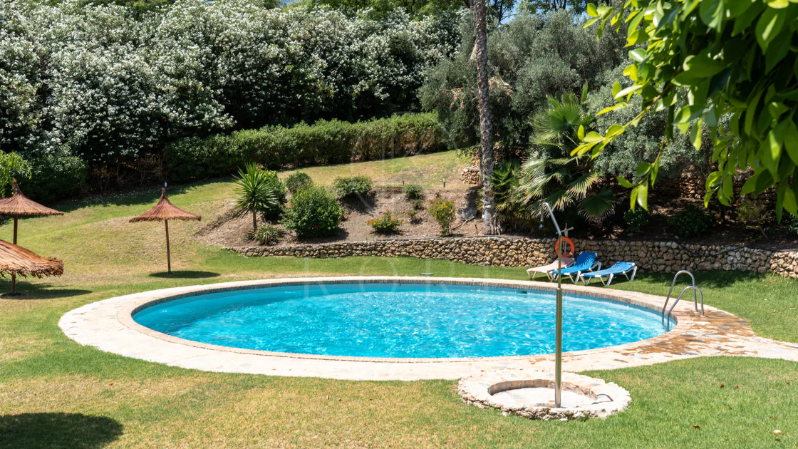 Exclusivo apartamento de 2 dormitorios con vistas panorámicas en Los Arcos (La Quinta), Benahavís