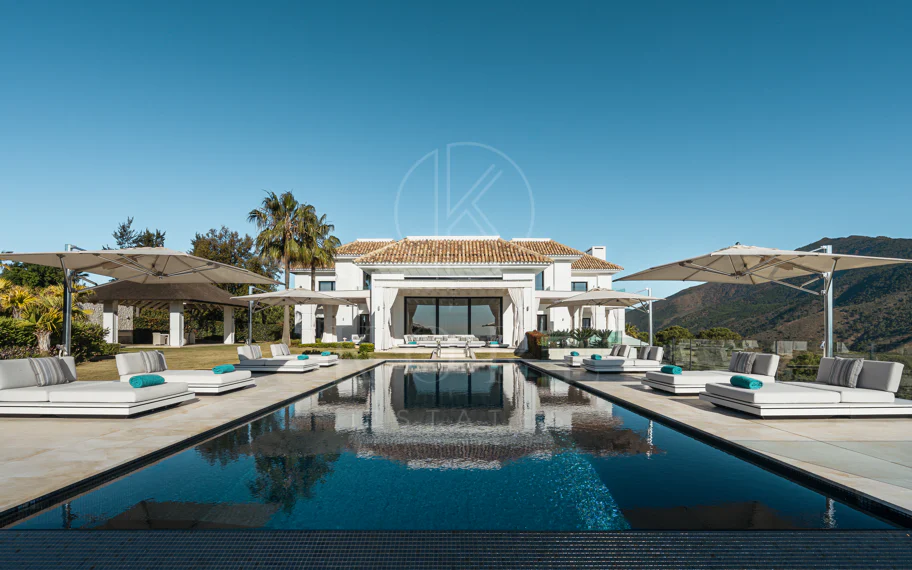 Elegante Residencia Andaluza con Vistas Panorámicas al Mar y la Montaña en La Zagaleta