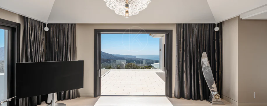 Elegante Residencia Andaluza con Vistas Panorámicas al Mar y la Montaña en La Zagaleta