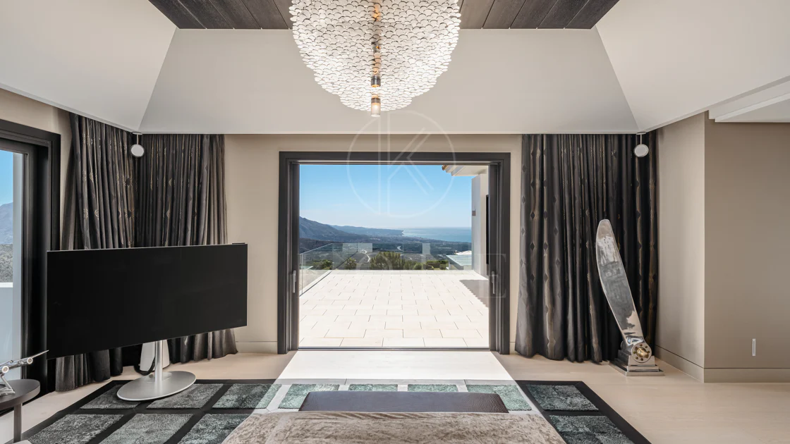 Elegante Residencia Andaluza con Vistas Panorámicas al Mar y la Montaña en La Zagaleta