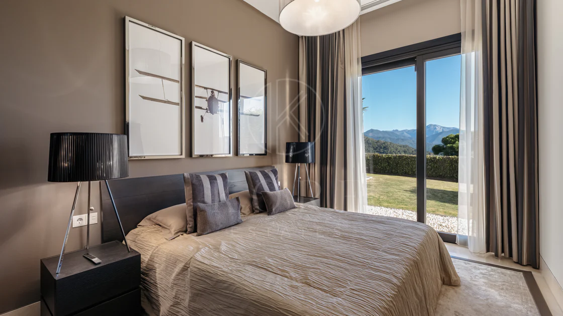 Elegante Residencia Andaluza con Vistas Panorámicas al Mar y la Montaña en La Zagaleta
