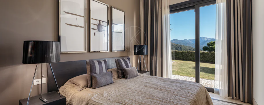 Elegante Residencia Andaluza con Vistas Panorámicas al Mar y la Montaña en La Zagaleta