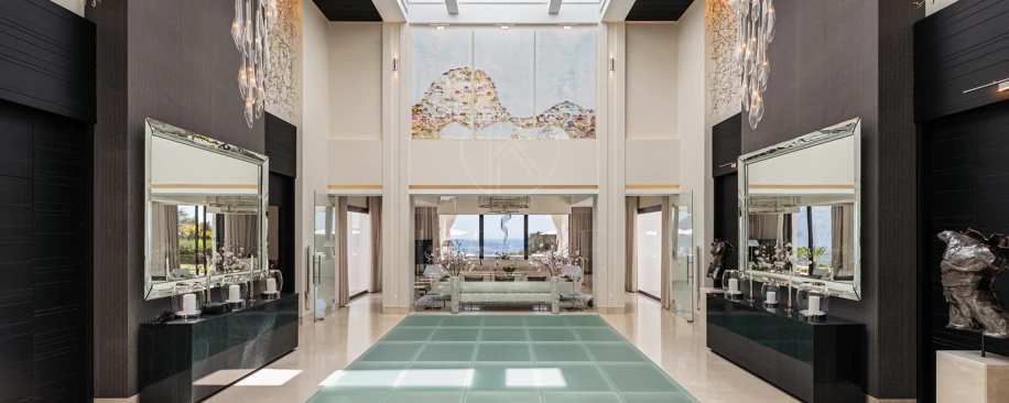 Elegante Residencia Andaluza con Vistas Panorámicas al Mar y la Montaña en La Zagaleta