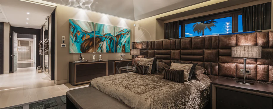 Elegante Residencia Andaluza con Vistas Panorámicas al Mar y la Montaña en La Zagaleta
