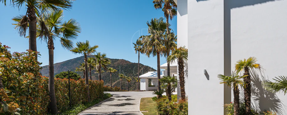 Elegante Residencia Andaluza con Vistas Panorámicas al Mar y la Montaña en La Zagaleta