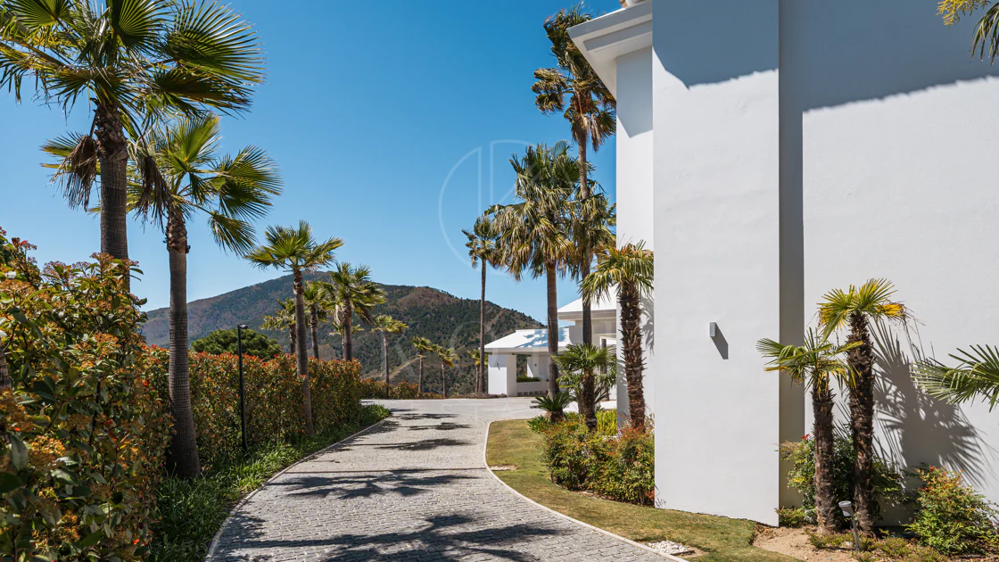 Elegante Residencia Andaluza con Vistas Panorámicas al Mar y la Montaña en La Zagaleta