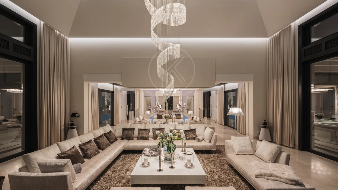 Elegante Residencia Andaluza con Vistas Panorámicas al Mar y la Montaña en La Zagaleta