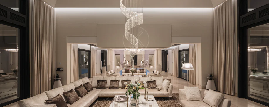 Elegante Residencia Andaluza con Vistas Panorámicas al Mar y la Montaña en La Zagaleta