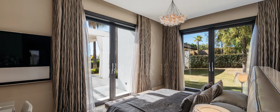 Elegante Residencia Andaluza con Vistas Panorámicas al Mar y la Montaña en La Zagaleta