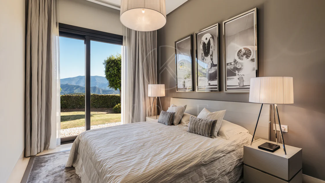 Elegante Residencia Andaluza con Vistas Panorámicas al Mar y la Montaña en La Zagaleta
