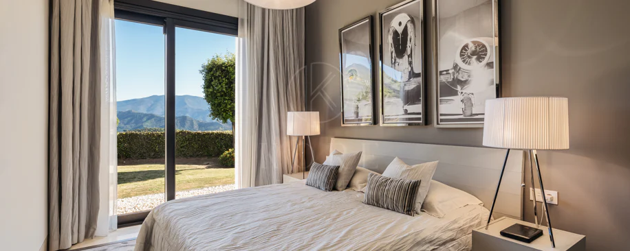 Elegante Residencia Andaluza con Vistas Panorámicas al Mar y la Montaña en La Zagaleta