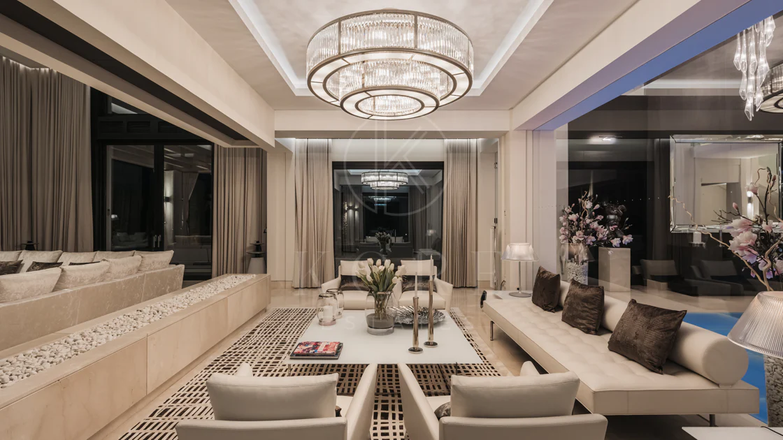 Elegante Residencia Andaluza con Vistas Panorámicas al Mar y la Montaña en La Zagaleta