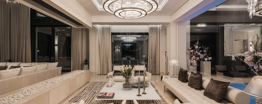 Elegante Residencia Andaluza con Vistas Panorámicas al Mar y la Montaña en La Zagaleta