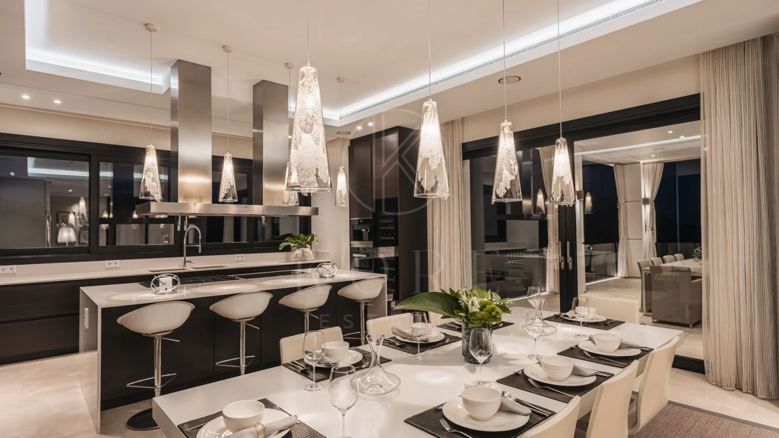 Elegante Residencia Andaluza con Vistas Panorámicas al Mar y la Montaña en La Zagaleta