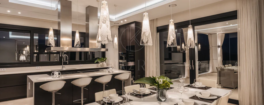 Elegante Residencia Andaluza con Vistas Panorámicas al Mar y la Montaña en La Zagaleta