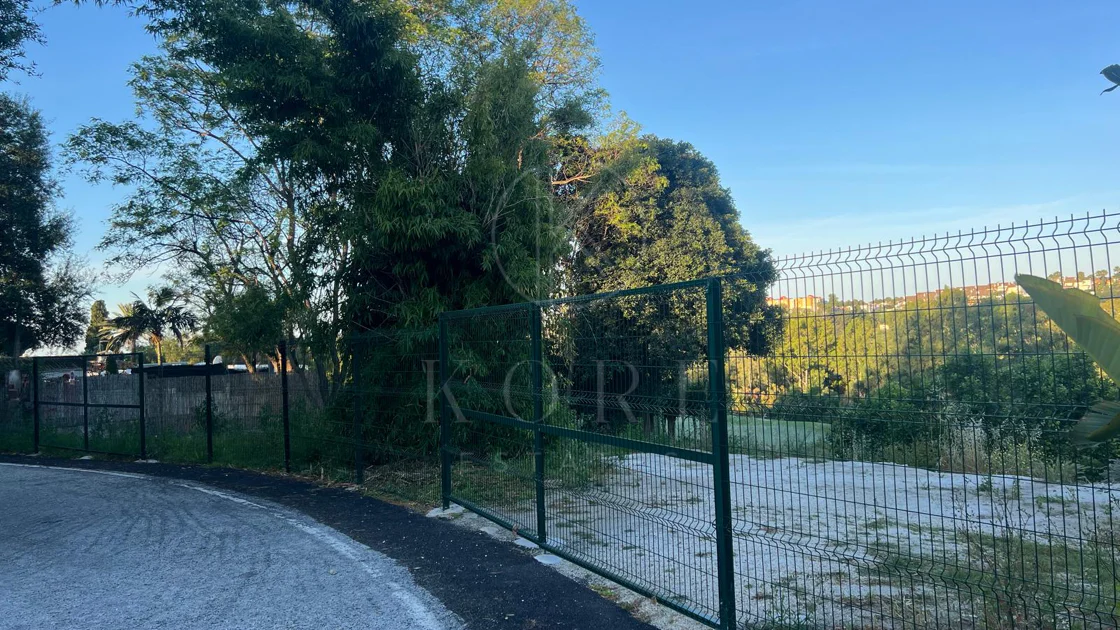 Teren de golf în prima linie cu proiect aprobat și autorizație de construire în Guadalmina Alta