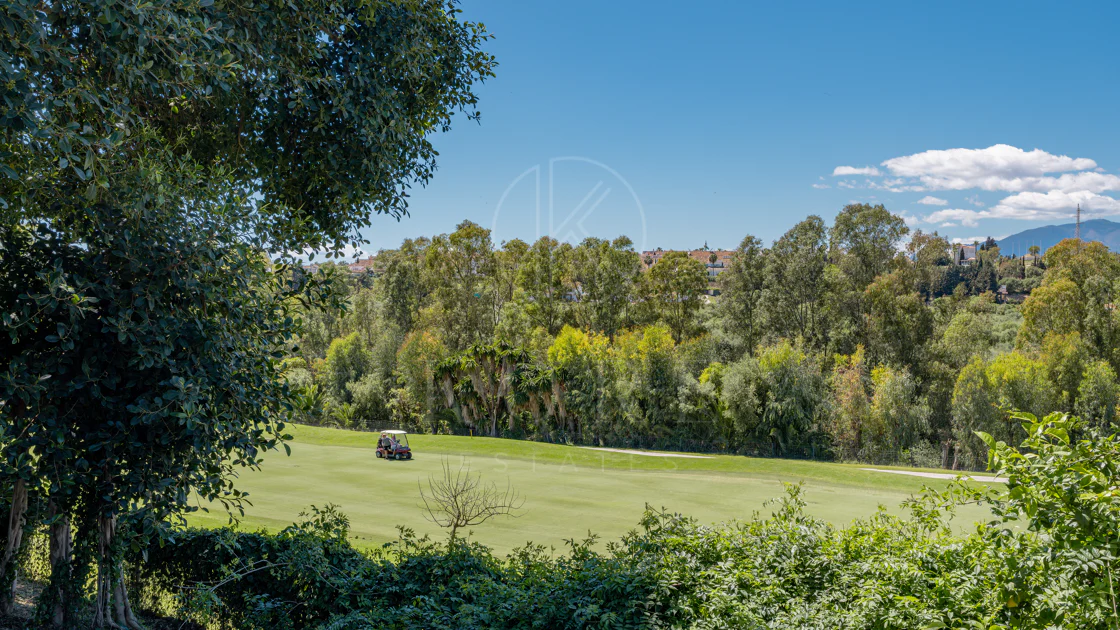 Teren de golf în prima linie cu proiect aprobat și autorizație de construire în Guadalmina Alta