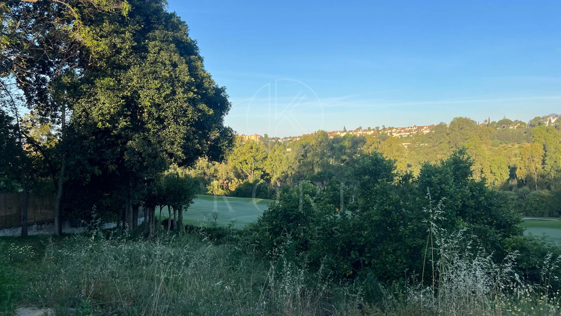 Teren de golf în prima linie cu proiect aprobat și autorizație de construire în Guadalmina Alta