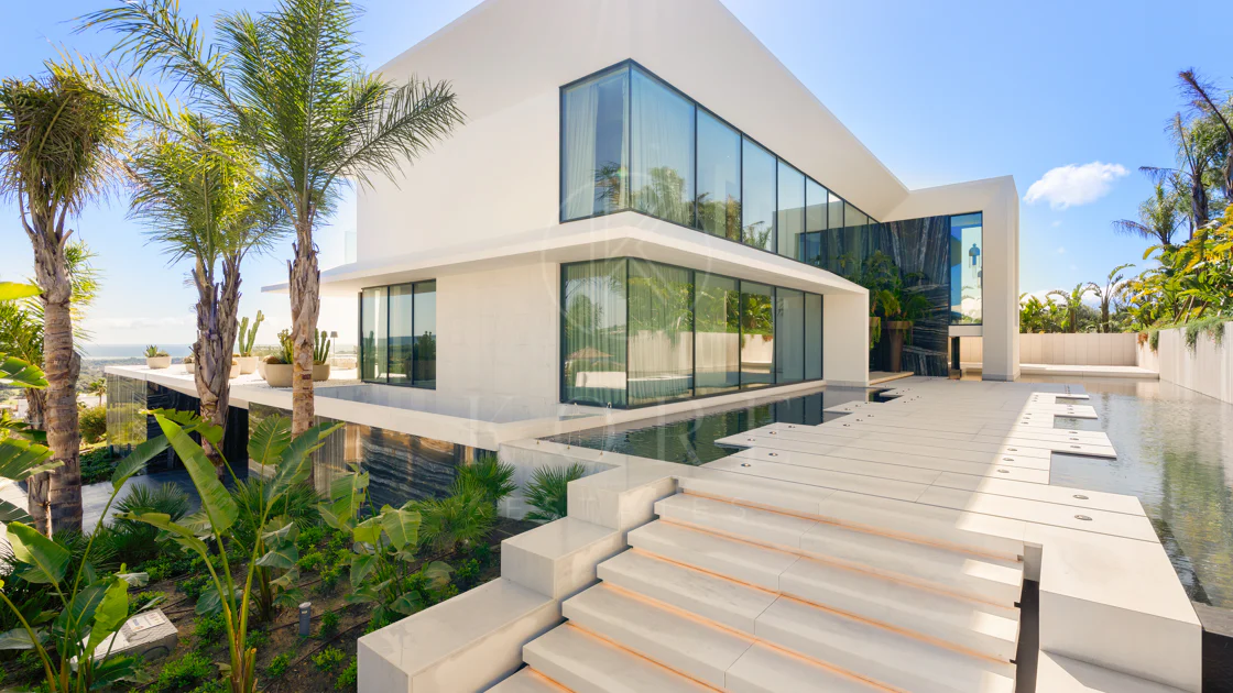 Villa de lujo contemporánea con vistas al golf y al Mediterráneo en La Reserva de Sotogrande