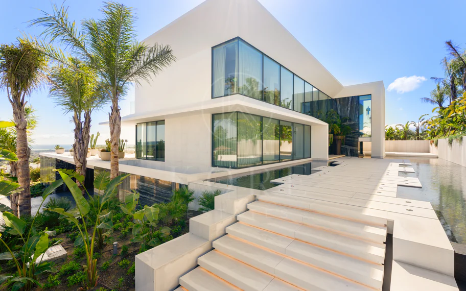 Villa de lujo contemporánea con vistas al golf y al Mediterráneo en La Reserva de Sotogrande