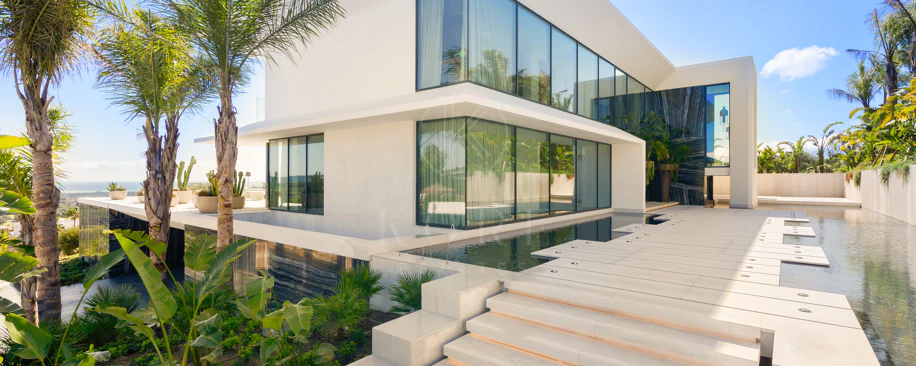 Villa de lujo contemporánea con vistas al golf y al Mediterráneo en La Reserva de Sotogrande