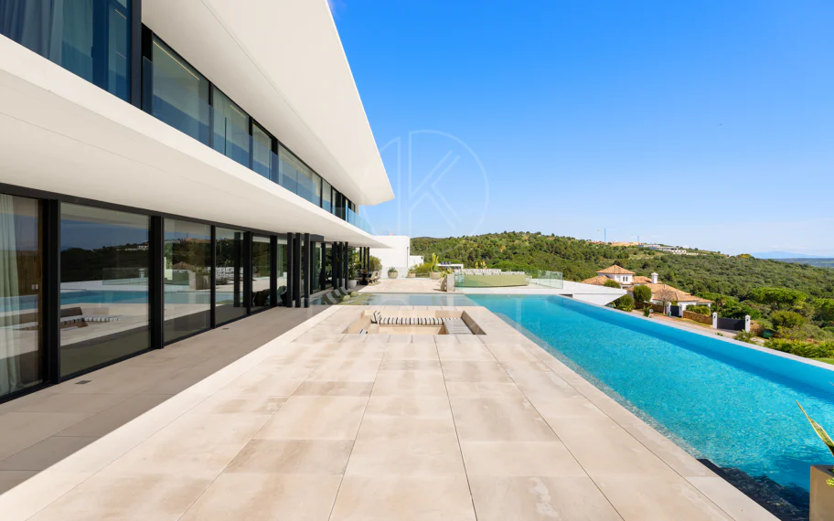 Vilă de lux contemporană cu vedere la terenul de golf și Marea Mediterană în La Reserva de Sotogrande