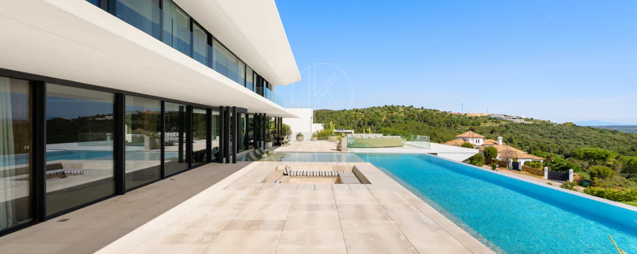 Vilă de lux contemporană cu vedere la terenul de golf și Marea Mediterană în La Reserva de Sotogrande