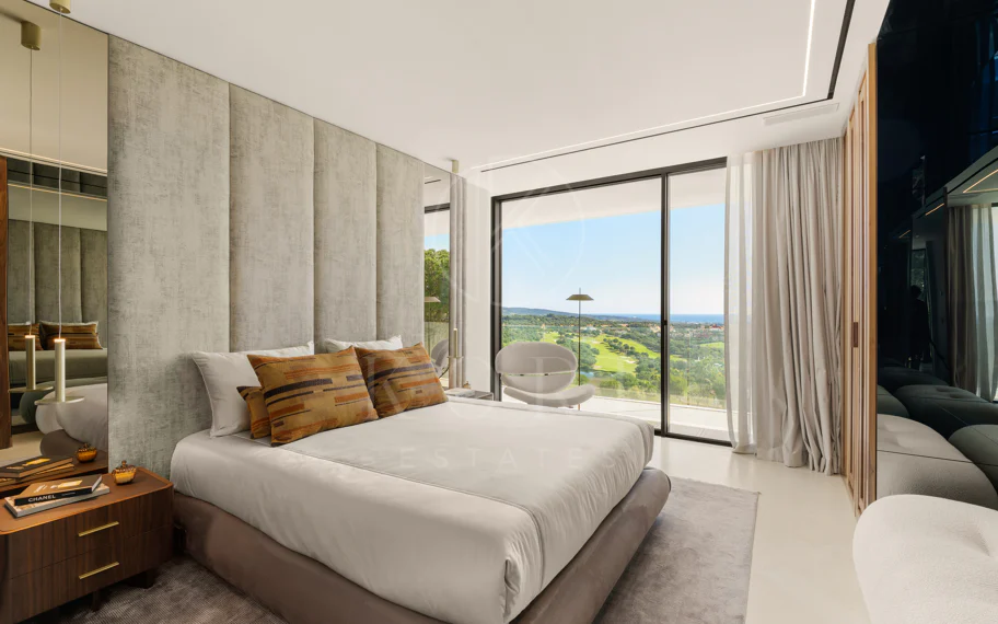 Vilă de lux contemporană cu vedere la terenul de golf și Marea Mediterană în La Reserva de Sotogrande