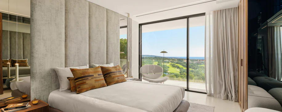 Vilă de lux contemporană cu vedere la terenul de golf și Marea Mediterană în La Reserva de Sotogrande