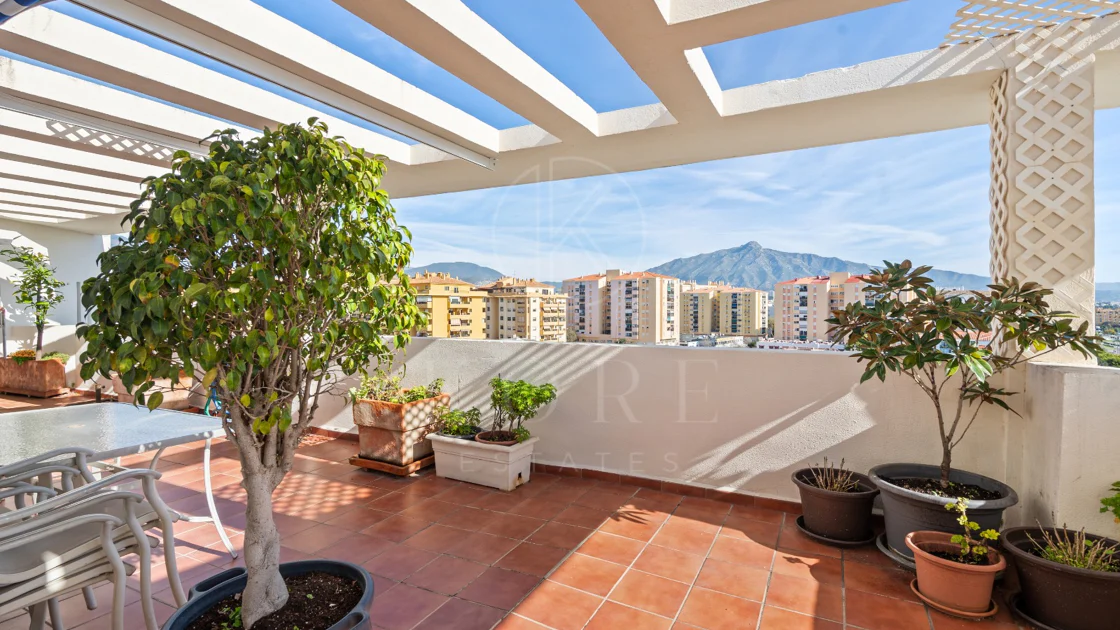 Oportunidad de Inversión y Proyecto de Rehabilitación | Ático Dúplex con Vistas Panorámicas al Mar