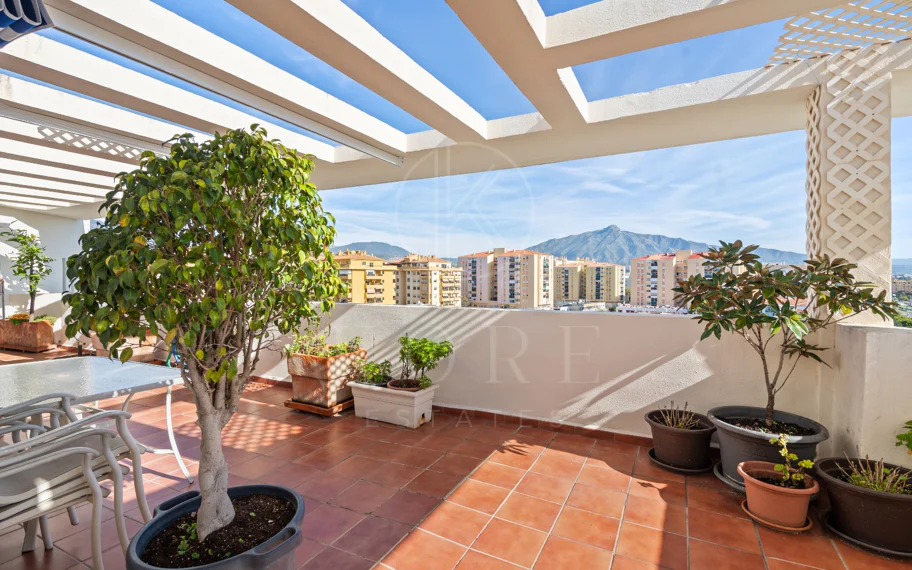 Oportunidad de Inversión y Proyecto de Rehabilitación | Ático Dúplex con Vistas Panorámicas al Mar