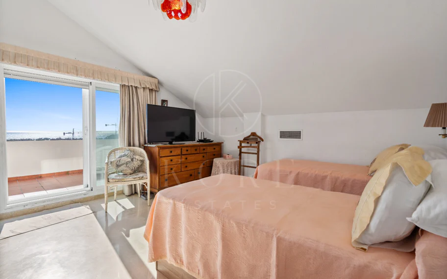 Oportunidad de Inversión y Proyecto de Rehabilitación | Ático Dúplex con Vistas Panorámicas al Mar