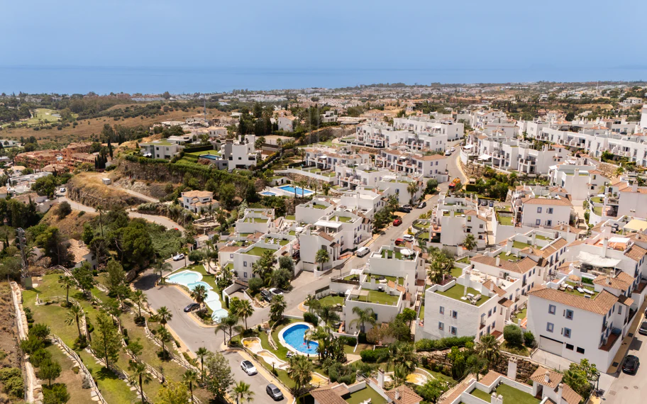 Espectacular ático de 2 dormitorios en Paraiso Pueblo, Benahavís, con vistas al mar, gran solárium, licencia turística y opción de 3 dormitorios.