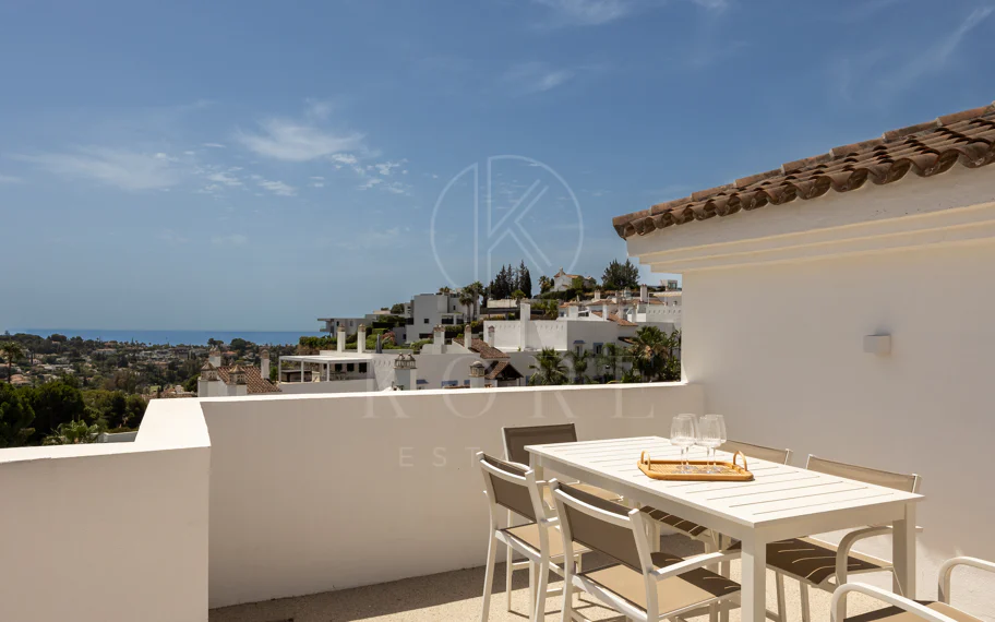 Espectacular ático de 2 dormitorios en Paraiso Pueblo, Benahavís, con vistas al mar, gran solárium, licencia turística y opción de 3 dormitorios.