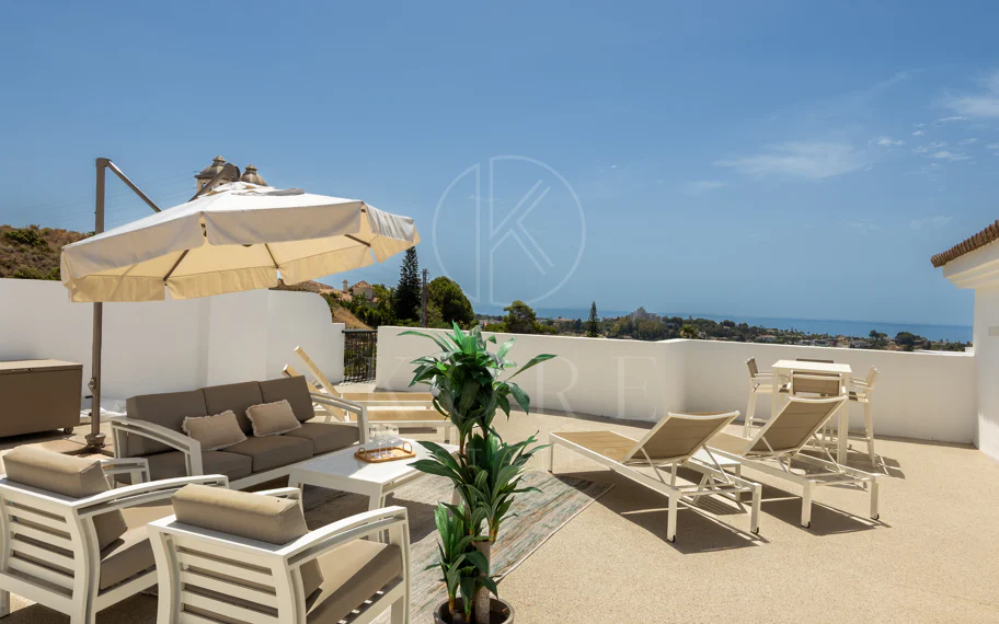 Espectacular ático de 2 dormitorios en Paraiso Pueblo, Benahavís, con vistas al mar, gran solárium, licencia turística y opción de 3 dormitorios.
