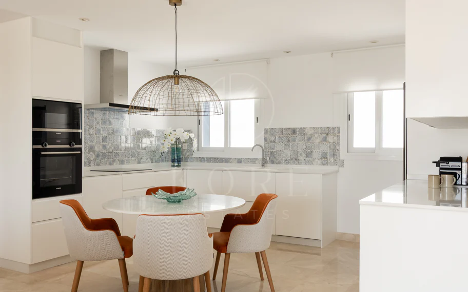 Espectacular ático de 2 dormitorios en Paraiso Pueblo, Benahavís, con vistas al mar, gran solárium, licencia turística y opción de 3 dormitorios.