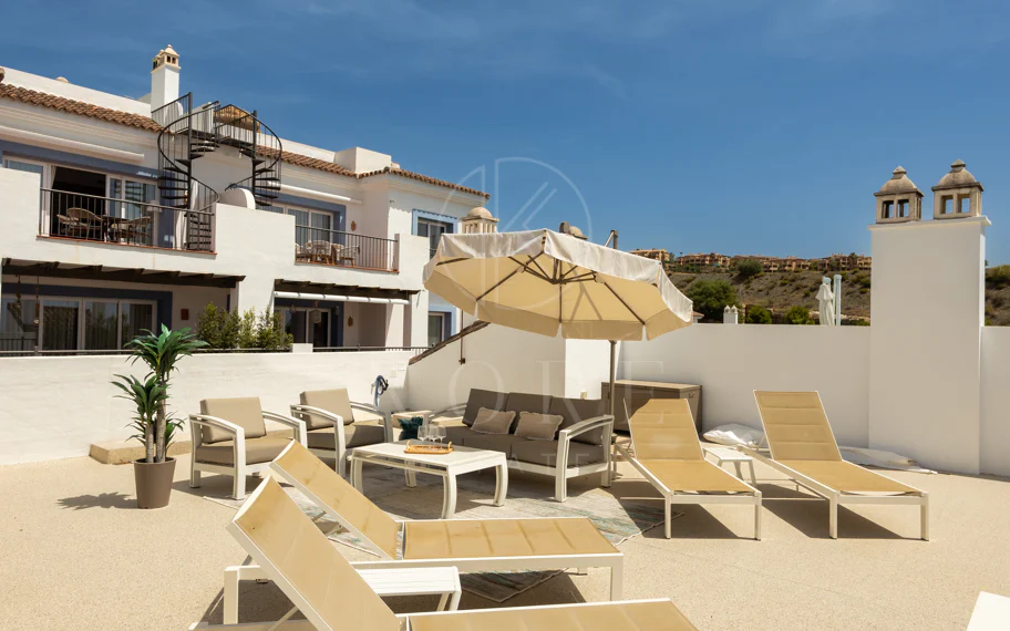 Espectacular ático de 2 dormitorios en Paraiso Pueblo, Benahavís, con vistas al mar, gran solárium, licencia turística y opción de 3 dormitorios.